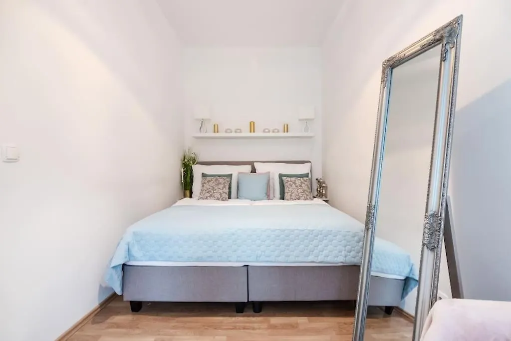 Next To Shopping Street, Few Stops Stephansplatz, Monthly Reservations Vienna Apartment