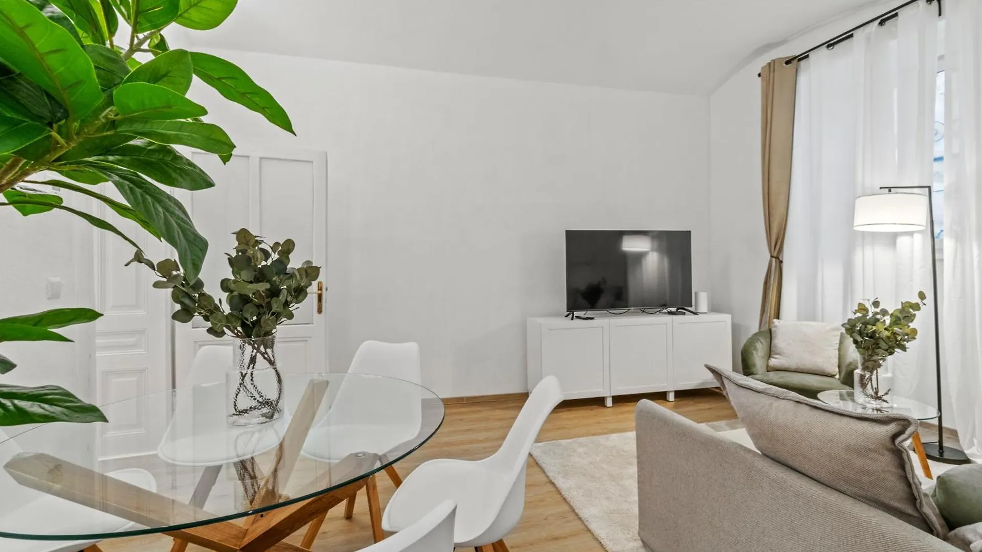 Apartment Next To Shopping Street, Few Stops Stephansplatz, Monthly Reservations Vienna