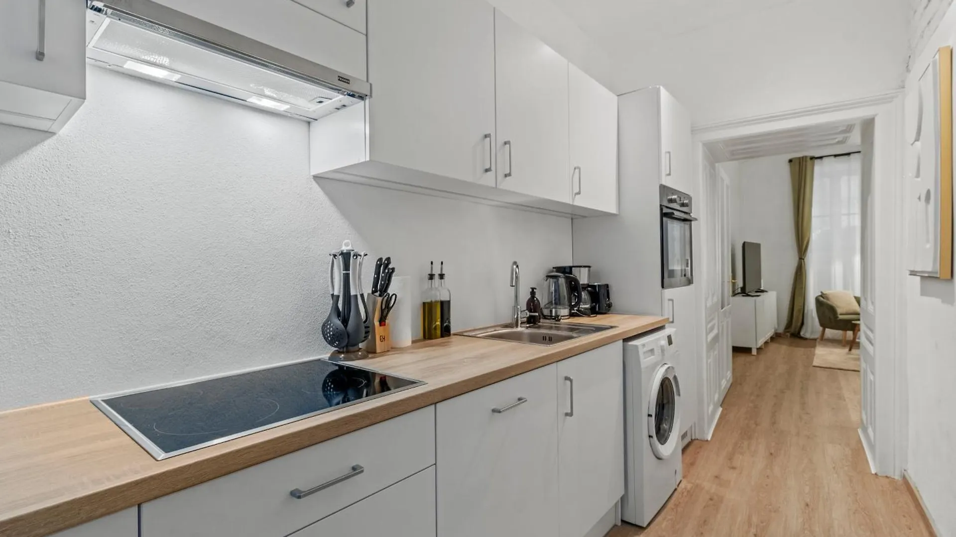 Next To Shopping Street, Few Stops Stephansplatz, Monthly Reservations Vienna 0*,  Austria