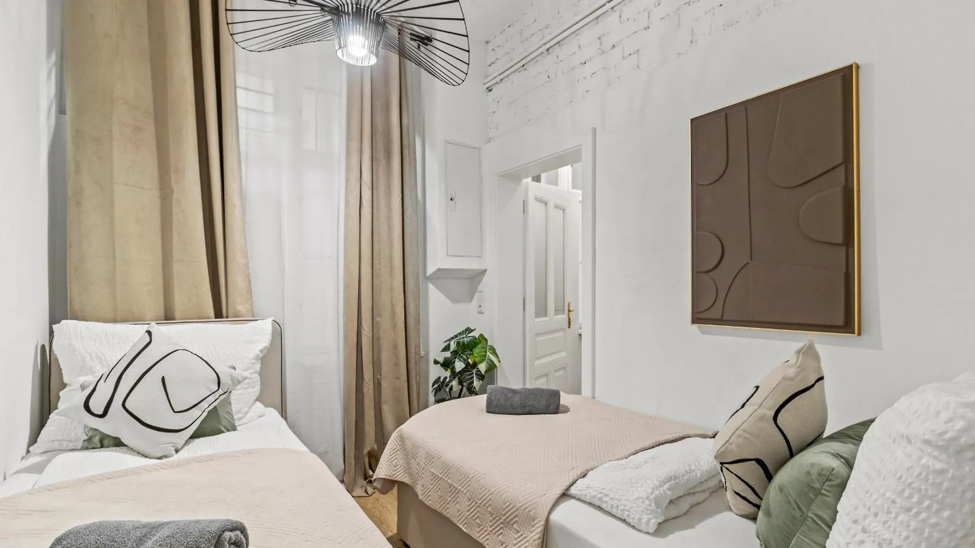 Next To Shopping Street, Few Stops Stephansplatz, Monthly Reservations Vienna Apartment