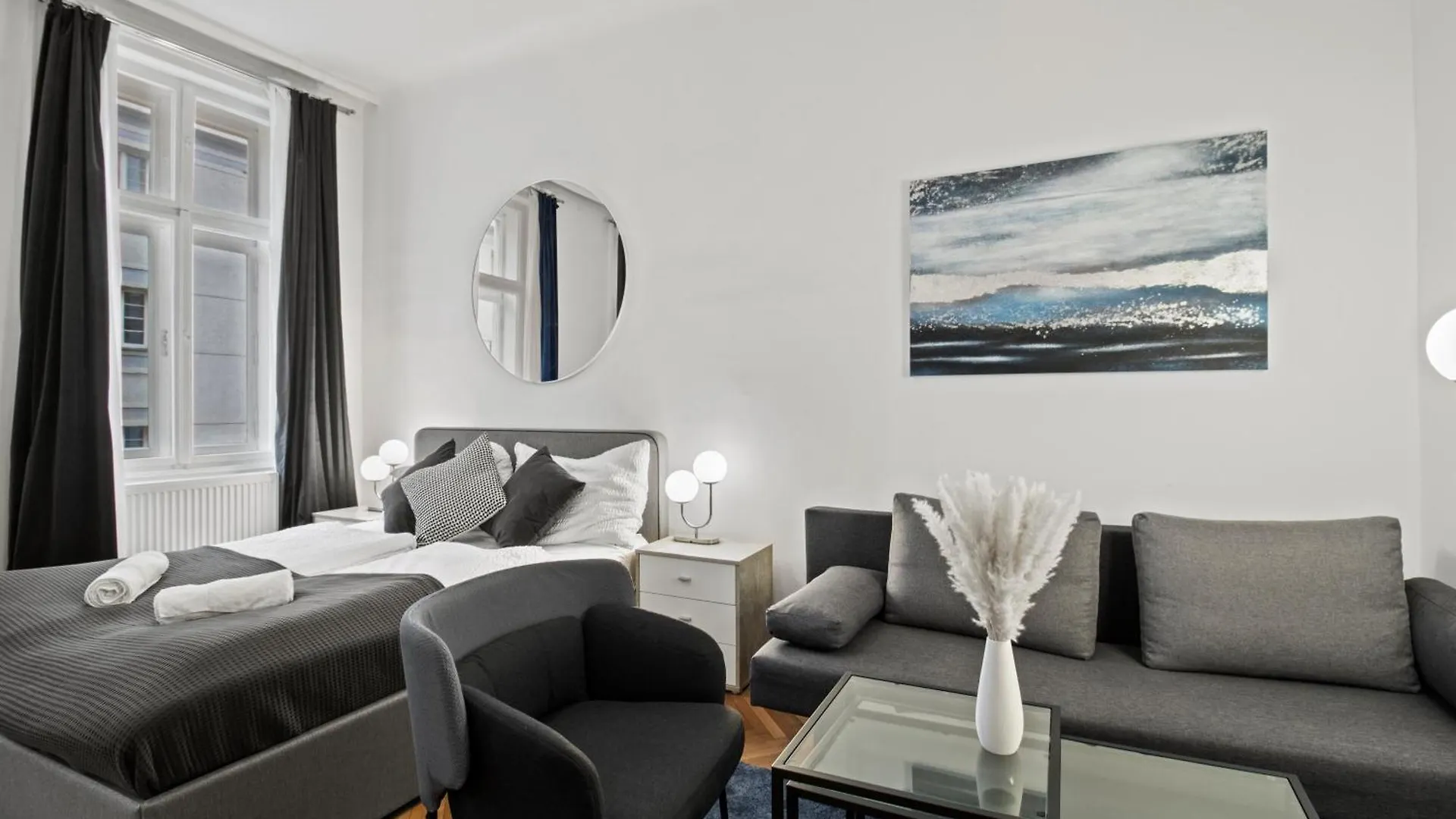 Next To Shopping Street, Few Stops Stephansplatz, Monthly Reservations Vienna Apartment