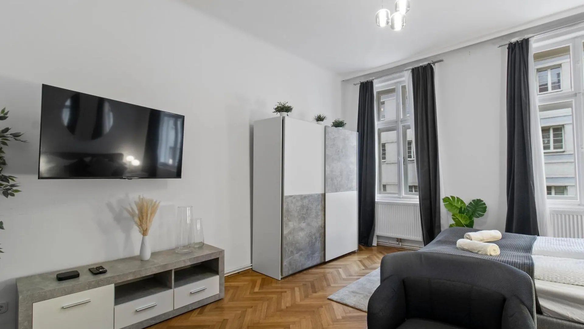 Next To Shopping Street, Few Stops Stephansplatz, Monthly Reservations Vienna