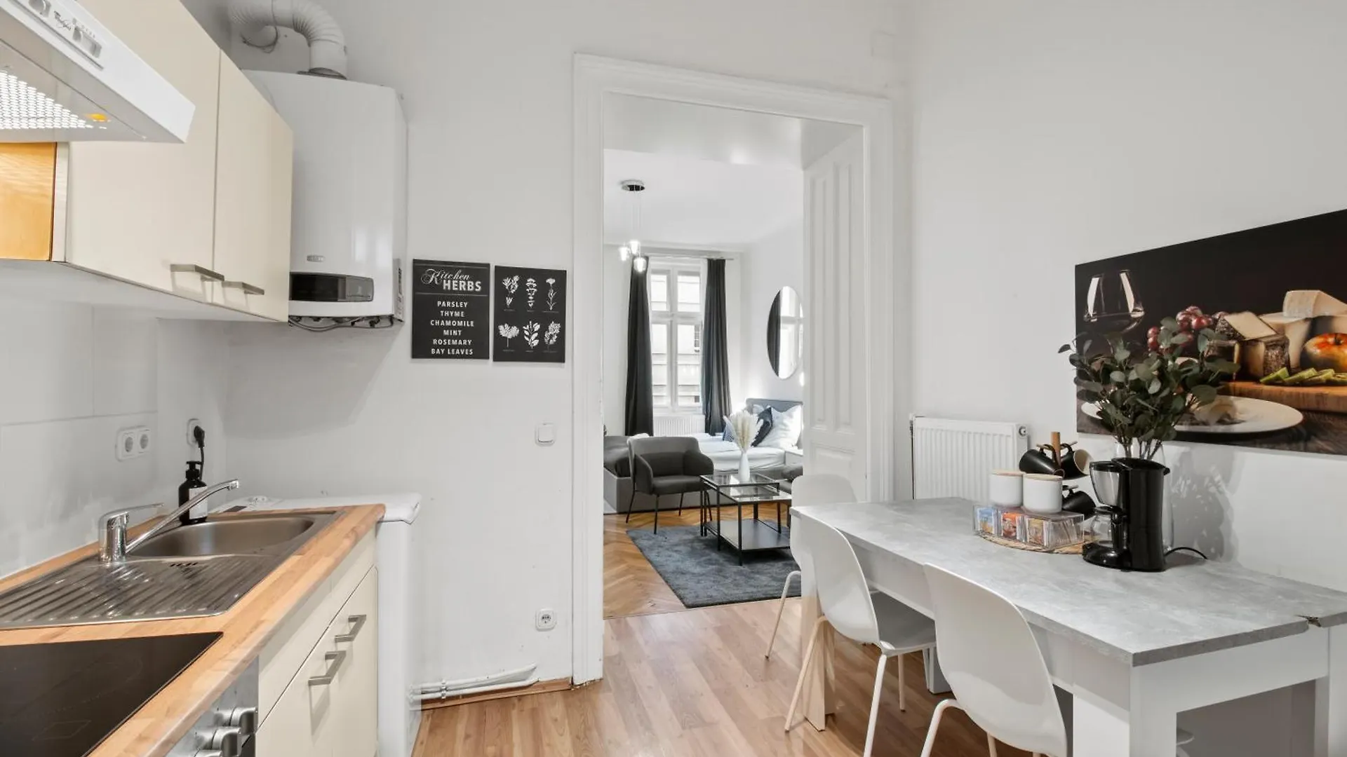 Next To Shopping Street, Few Stops Stephansplatz, Monthly Reservations Vienna Austria