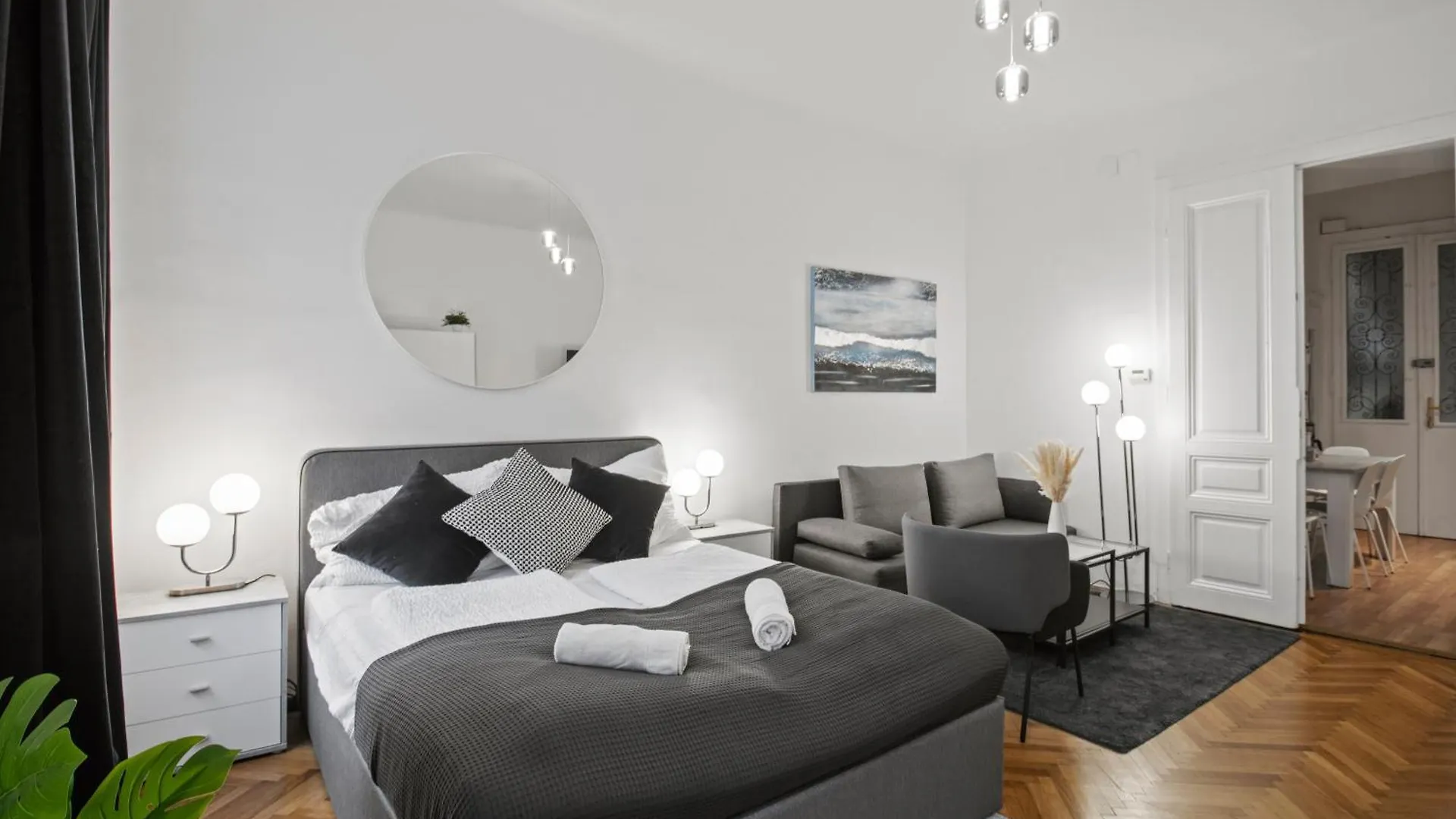 Next To Shopping Street, Few Stops Stephansplatz, Monthly Reservations Vienna Austria
