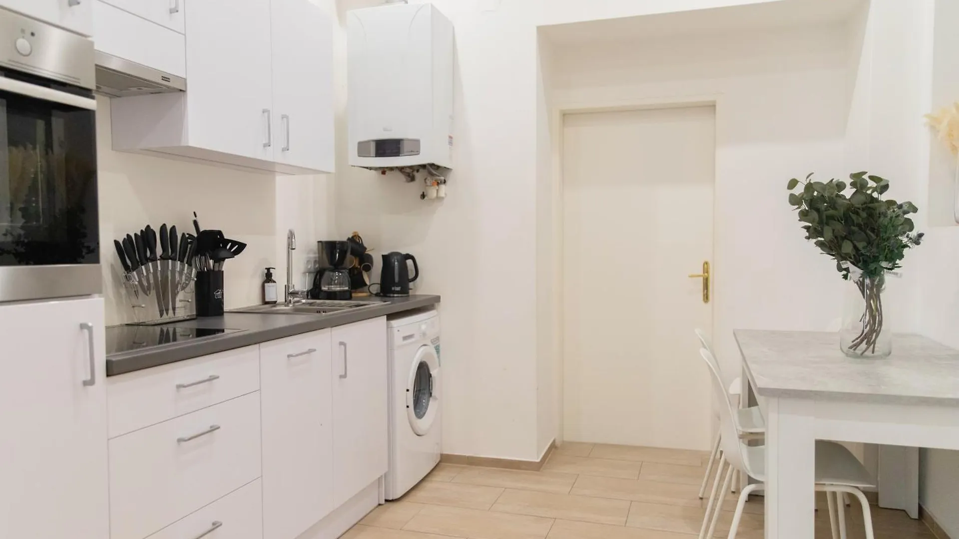 Apartment Next To Shopping Street, Few Stops Stephansplatz, Monthly Reservations Vienna Austria