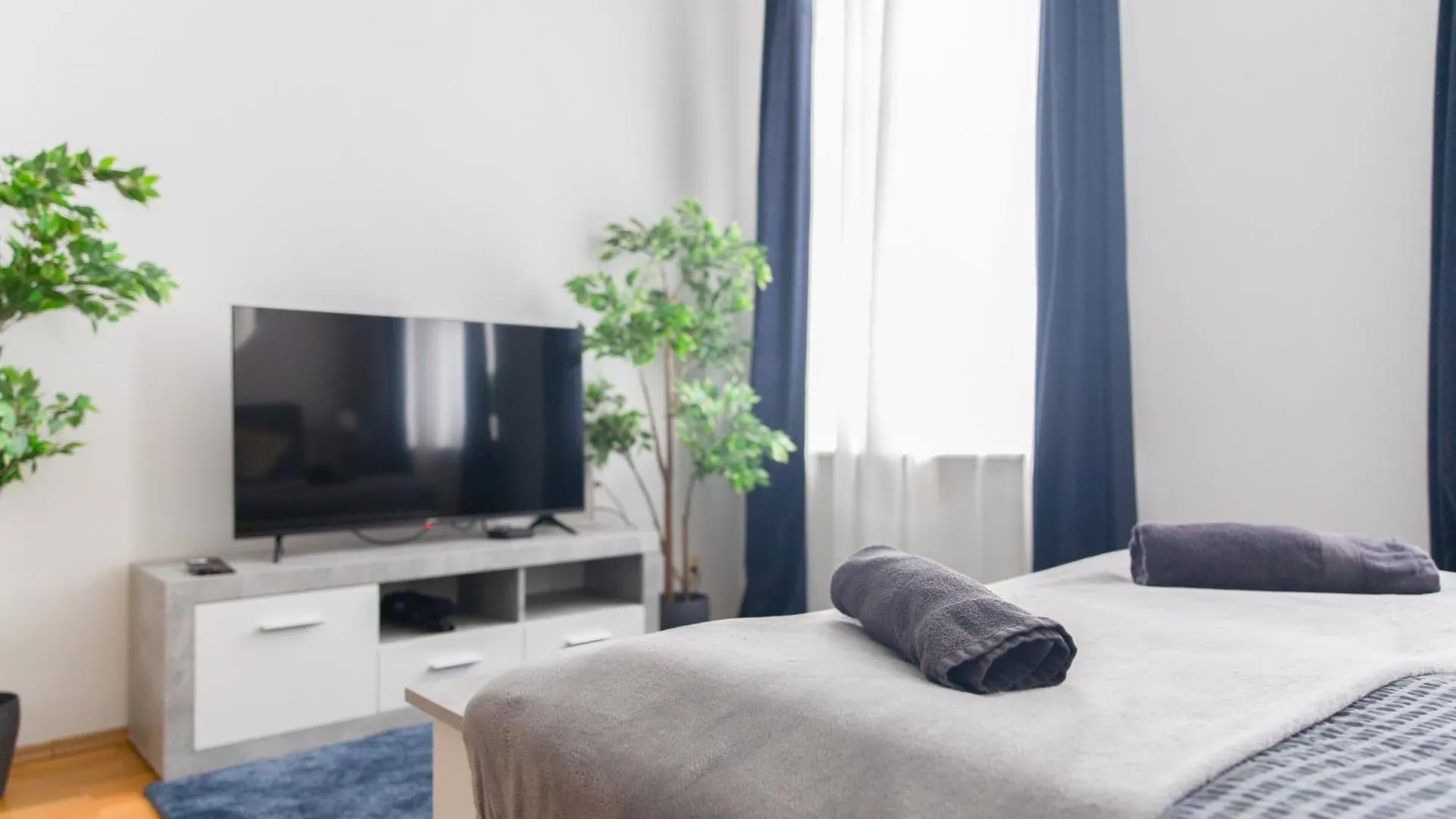 Apartment Next To Shopping Street, Few Stops Stephansplatz, Monthly Reservations Vienna