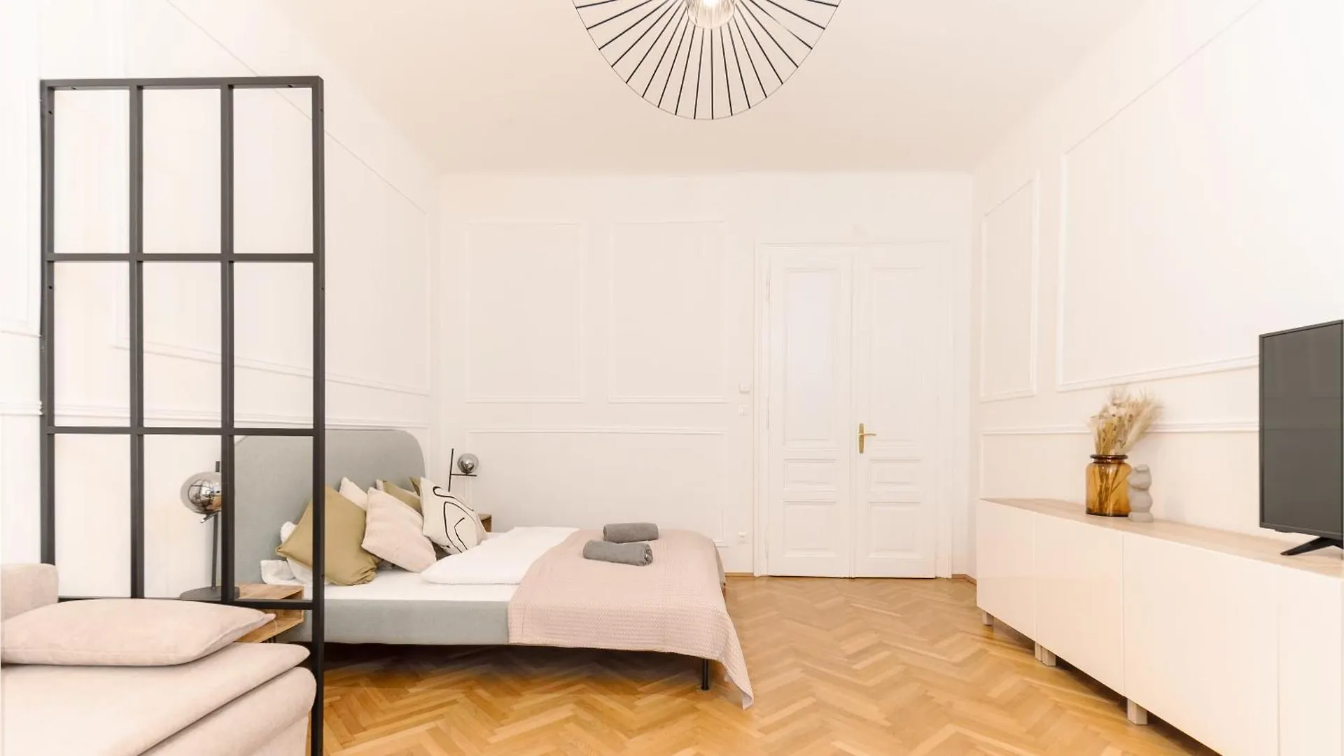 Next To Shopping Street, Few Stops Stephansplatz, Monthly Reservations Vienna Austria