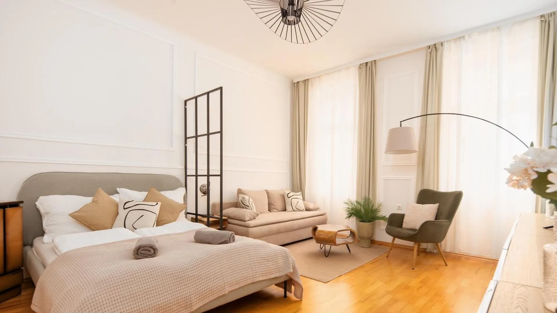 Next To Shopping Street, Few Stops Stephansplatz, Monthly Reservations Vienna Austria