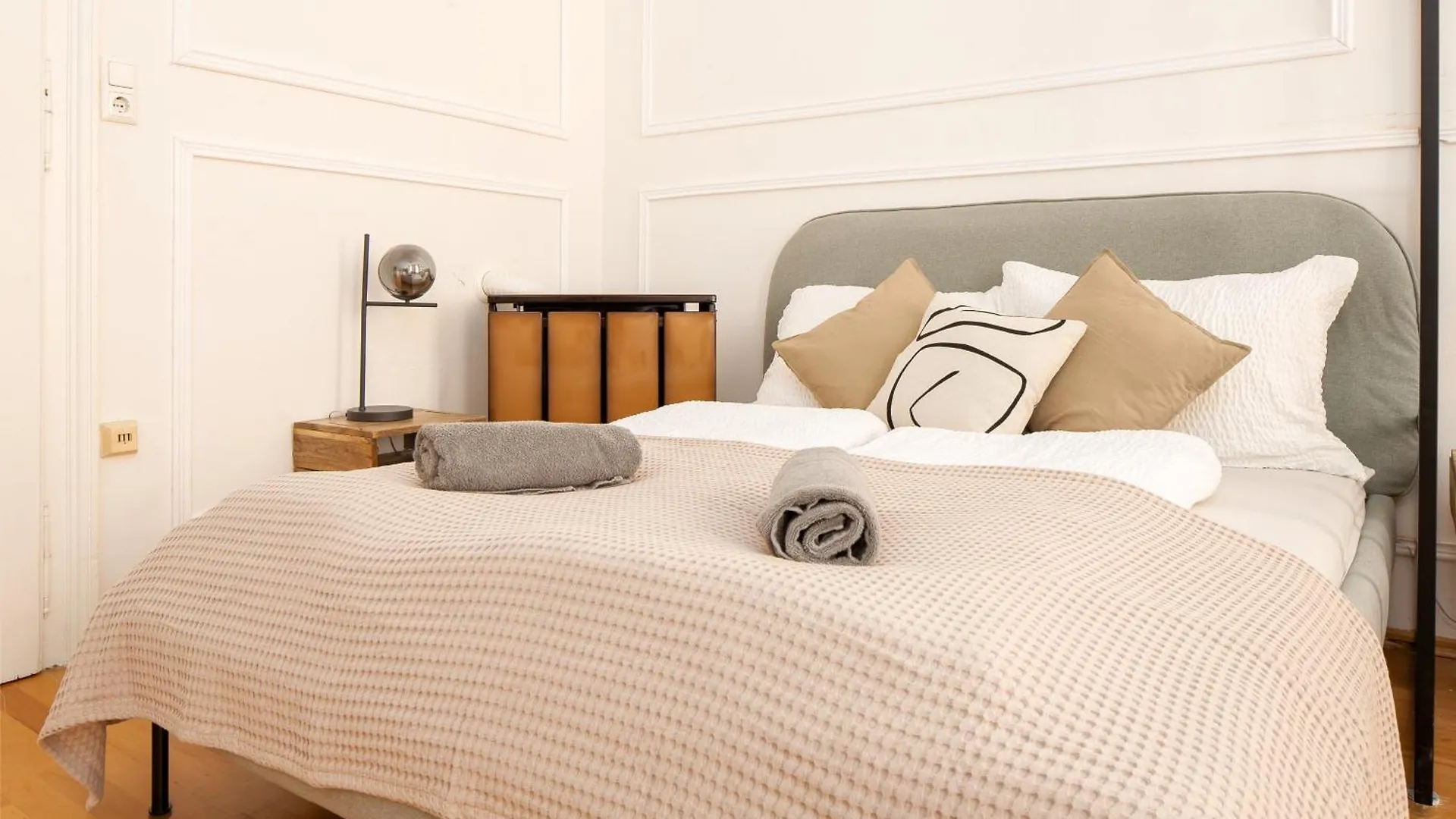 Next To Shopping Street, Few Stops Stephansplatz, Monthly Reservations Vienna Apartment