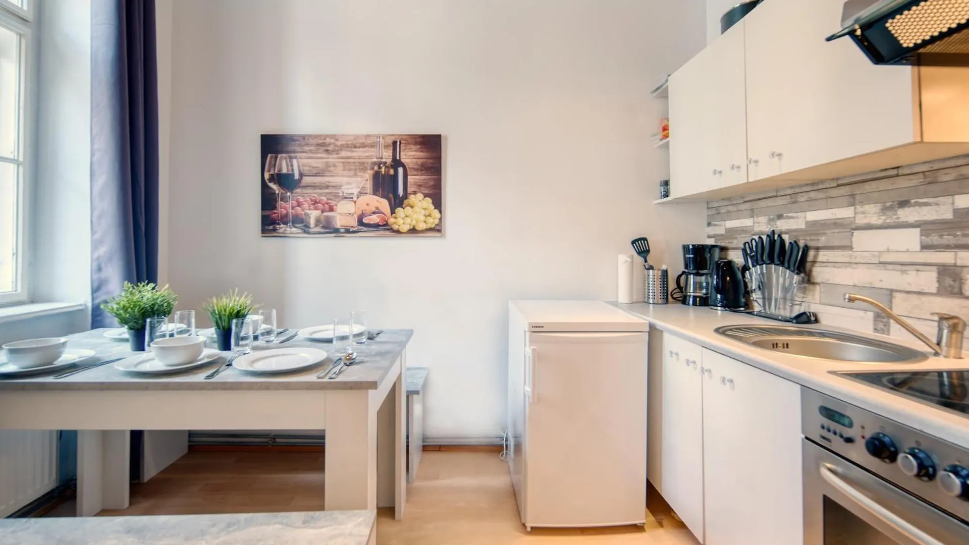 Next To Shopping Street, Few Stops Stephansplatz, Monthly Reservations Vienna 0*,  Austria