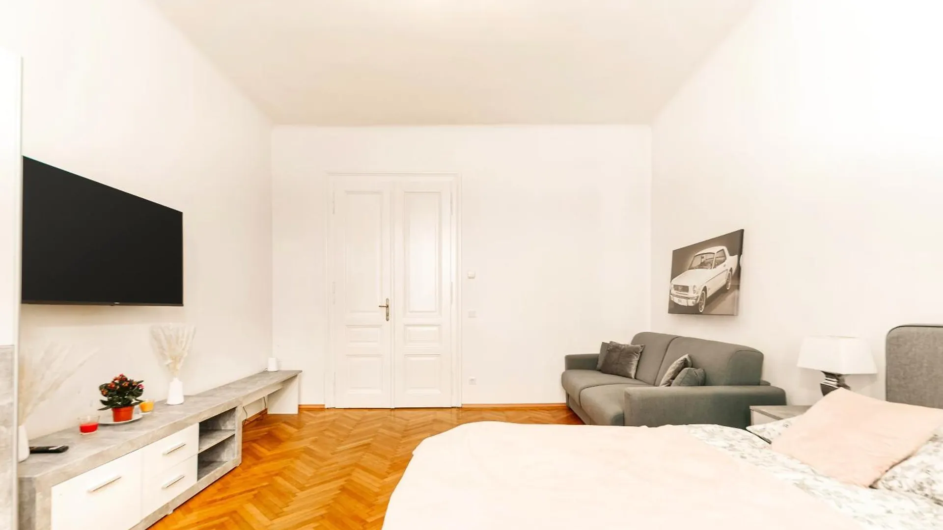 Next To Shopping Street, Few Stops Stephansplatz, Monthly Reservations Vienna 0*,  Austria