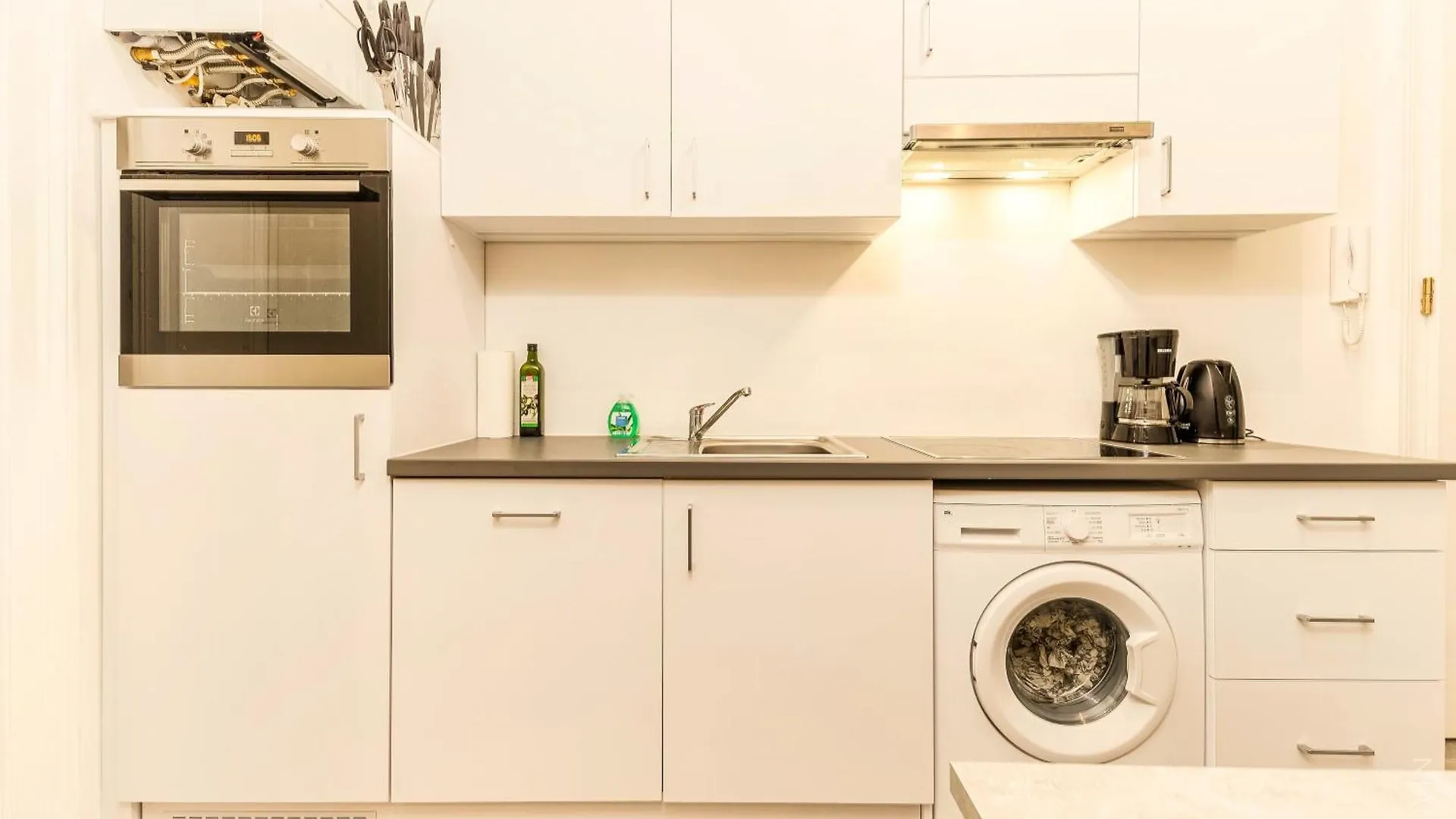Next To Shopping Street, Few Stops Stephansplatz, Monthly Reservations Vienna Apartment