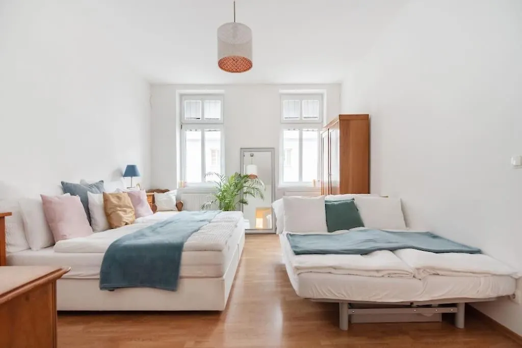 Next To Shopping Street, Few Stops Stephansplatz, Monthly Reservations Vienna 0*,
