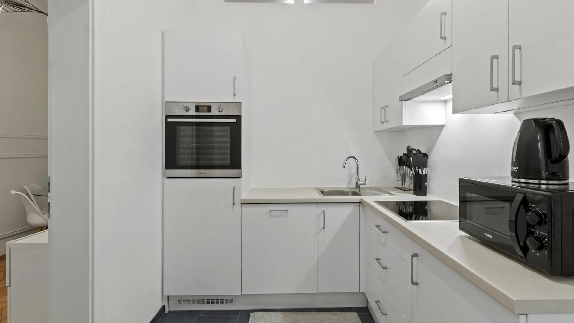 Next To Shopping Street, Few Stops Stephansplatz, Monthly Reservations Vienna 0*,