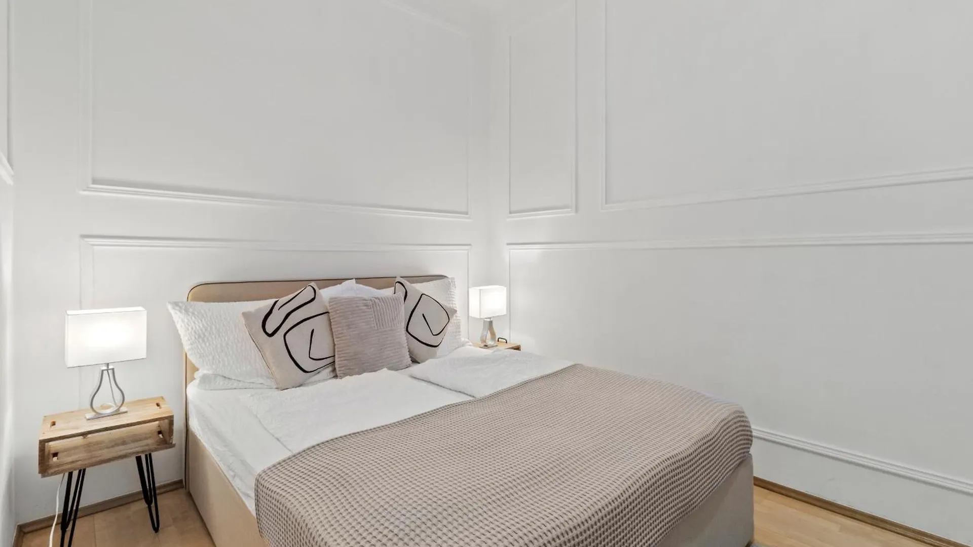 Apartment Next To Shopping Street, Few Stops Stephansplatz, Monthly Reservations Vienna Austria
