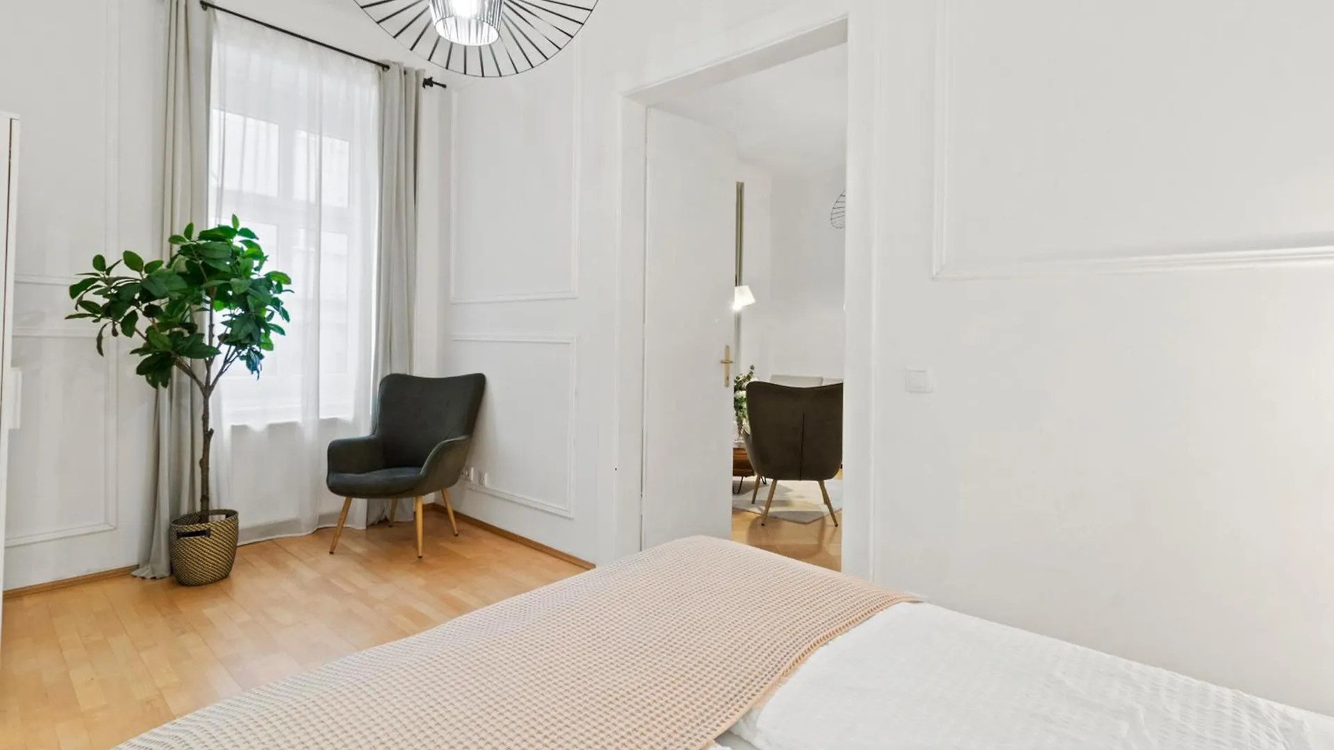 Apartment Next To Shopping Street, Few Stops Stephansplatz, Monthly Reservations Vienna Austria