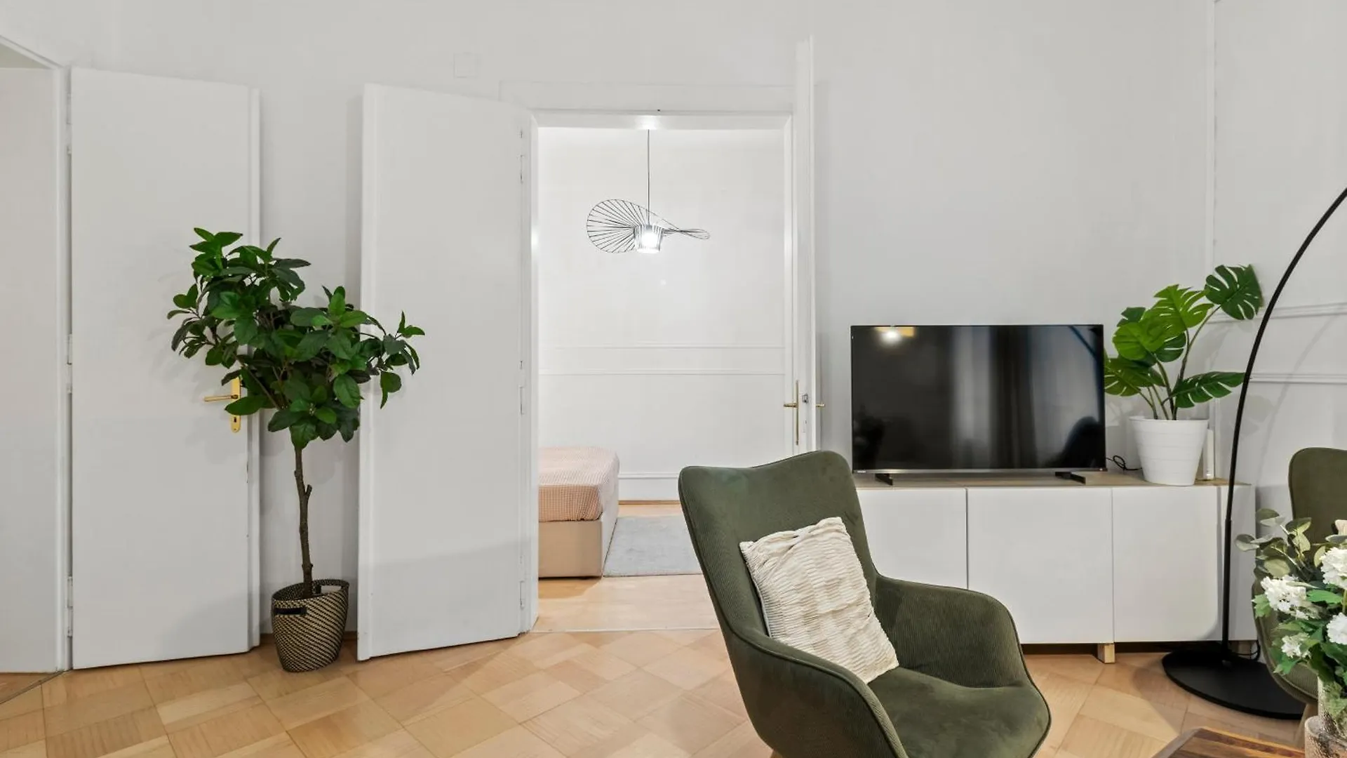 Next To Shopping Street, Few Stops Stephansplatz, Monthly Reservations Vienna Apartment