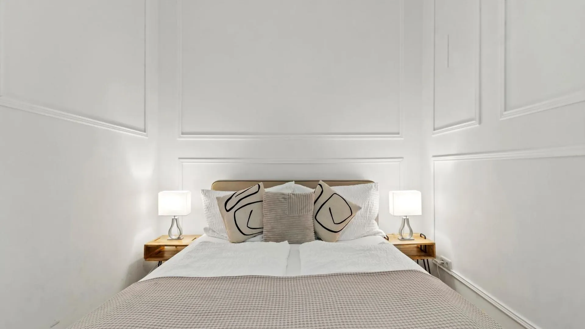 Next To Shopping Street, Few Stops Stephansplatz, Monthly Reservations Vienna