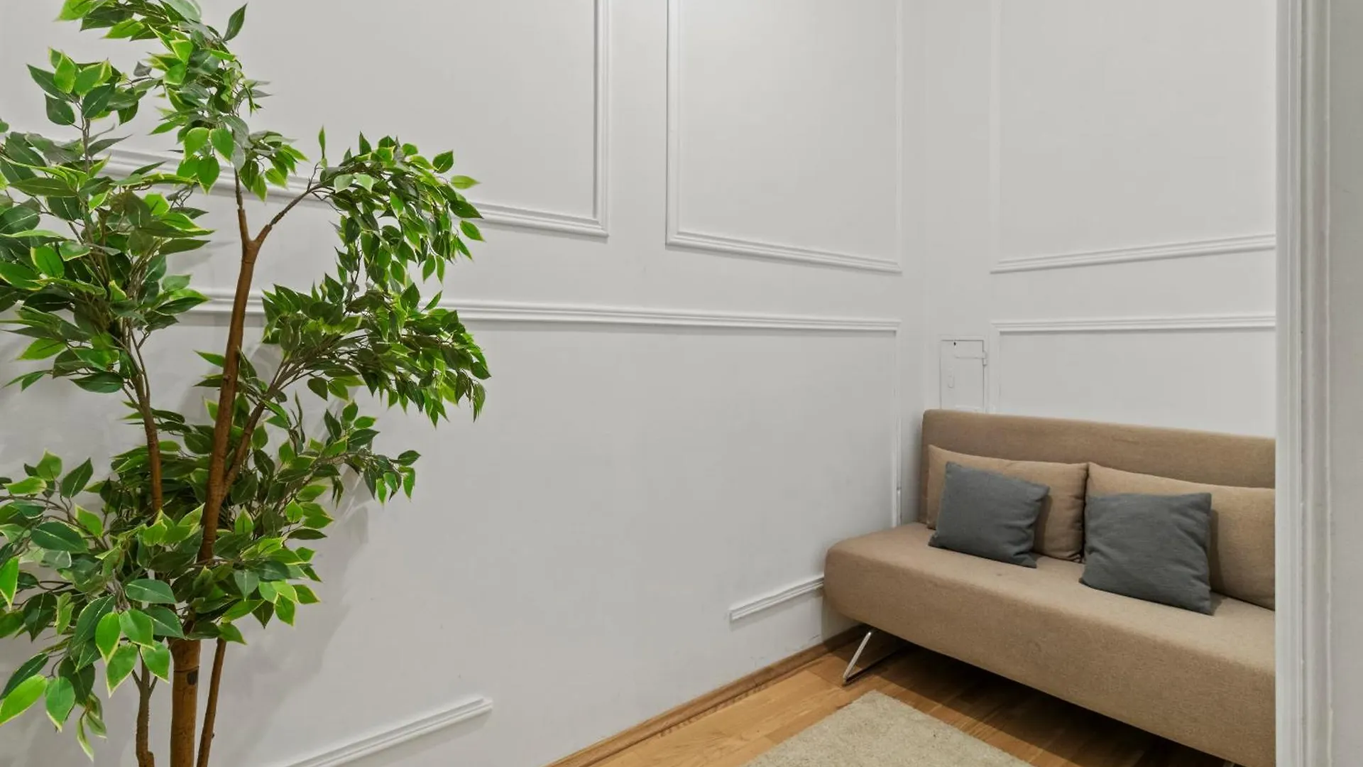 Next To Shopping Street, Few Stops Stephansplatz, Monthly Reservations Vienna 0*,