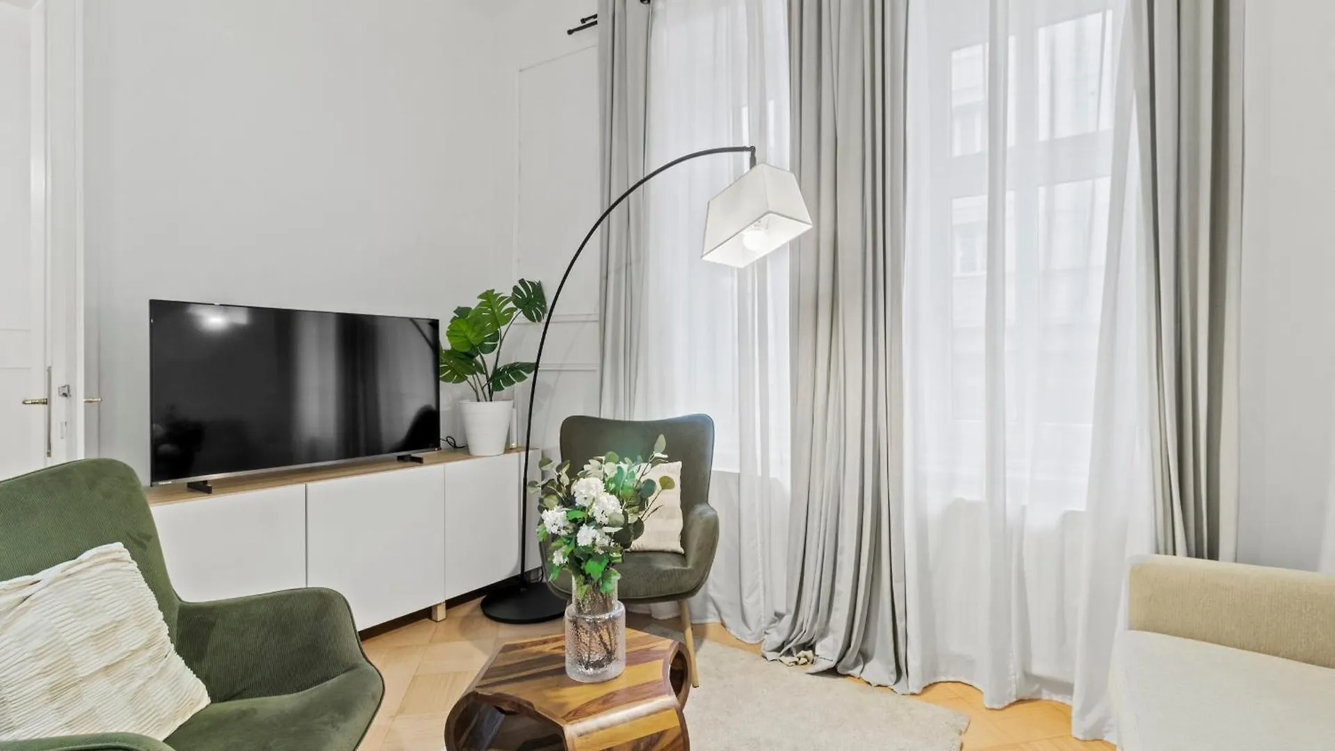 Next To Shopping Street, Few Stops Stephansplatz, Monthly Reservations Vienna 0*,