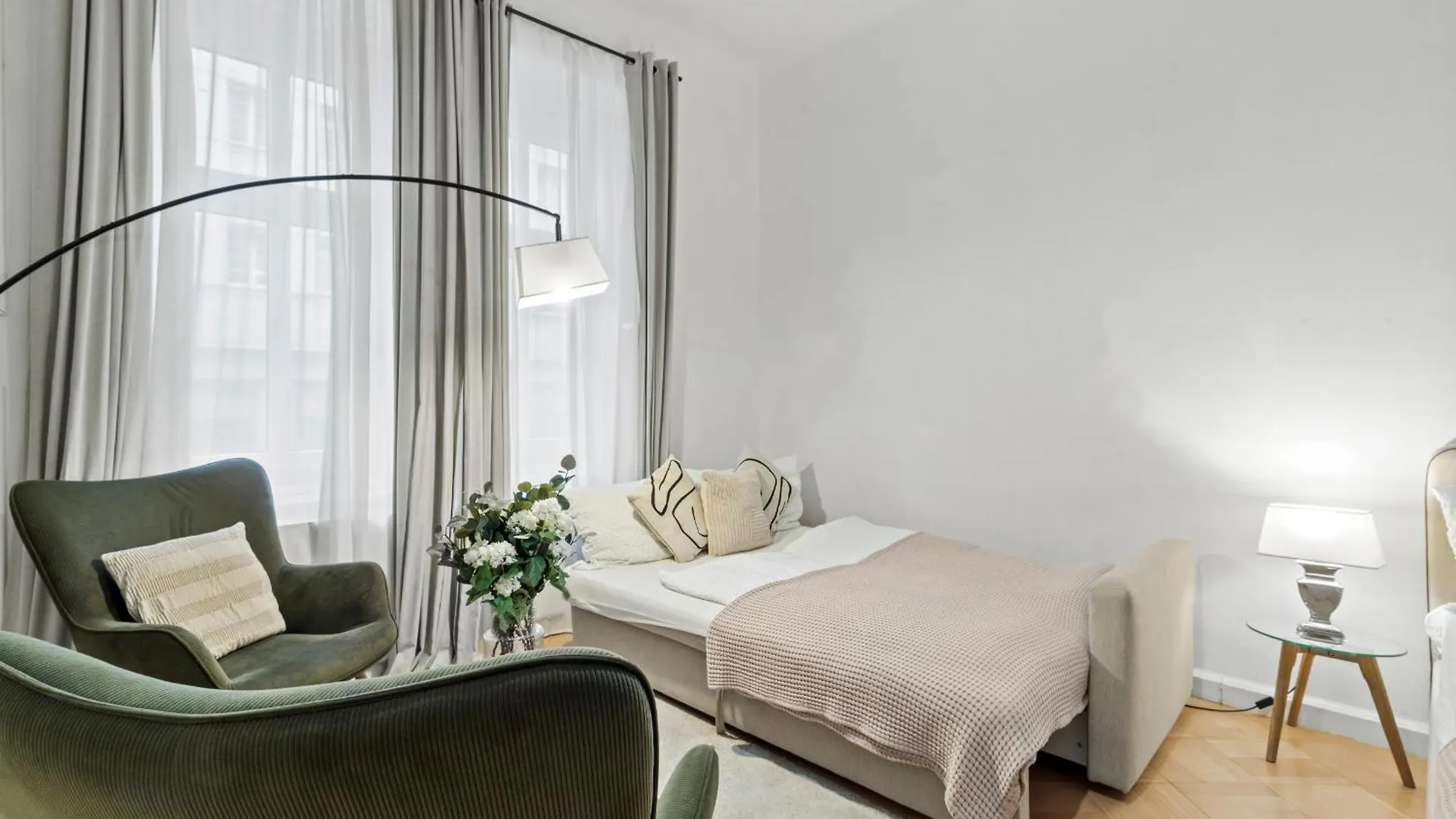 Next To Shopping Street, Few Stops Stephansplatz, Monthly Reservations Vienna Austria