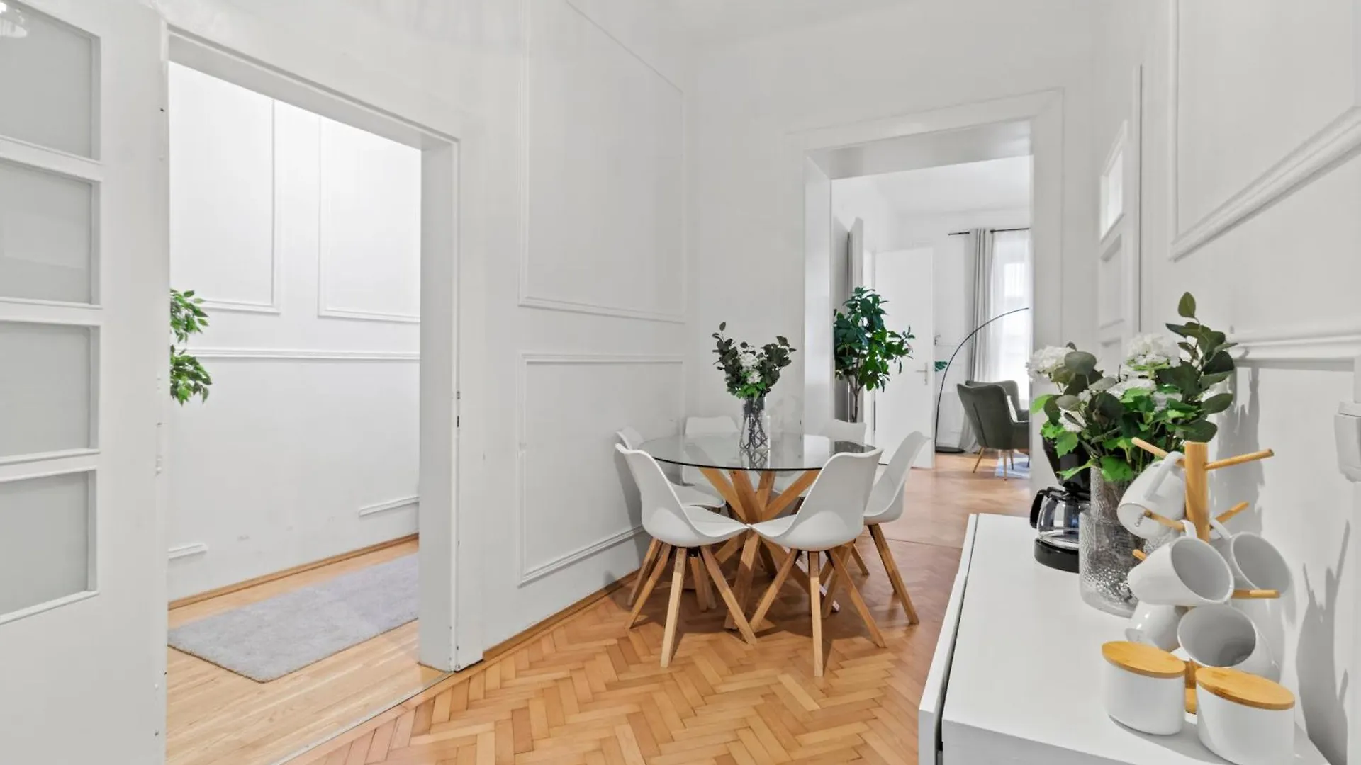 Next To Shopping Street, Few Stops Stephansplatz, Monthly Reservations Vienna Apartment